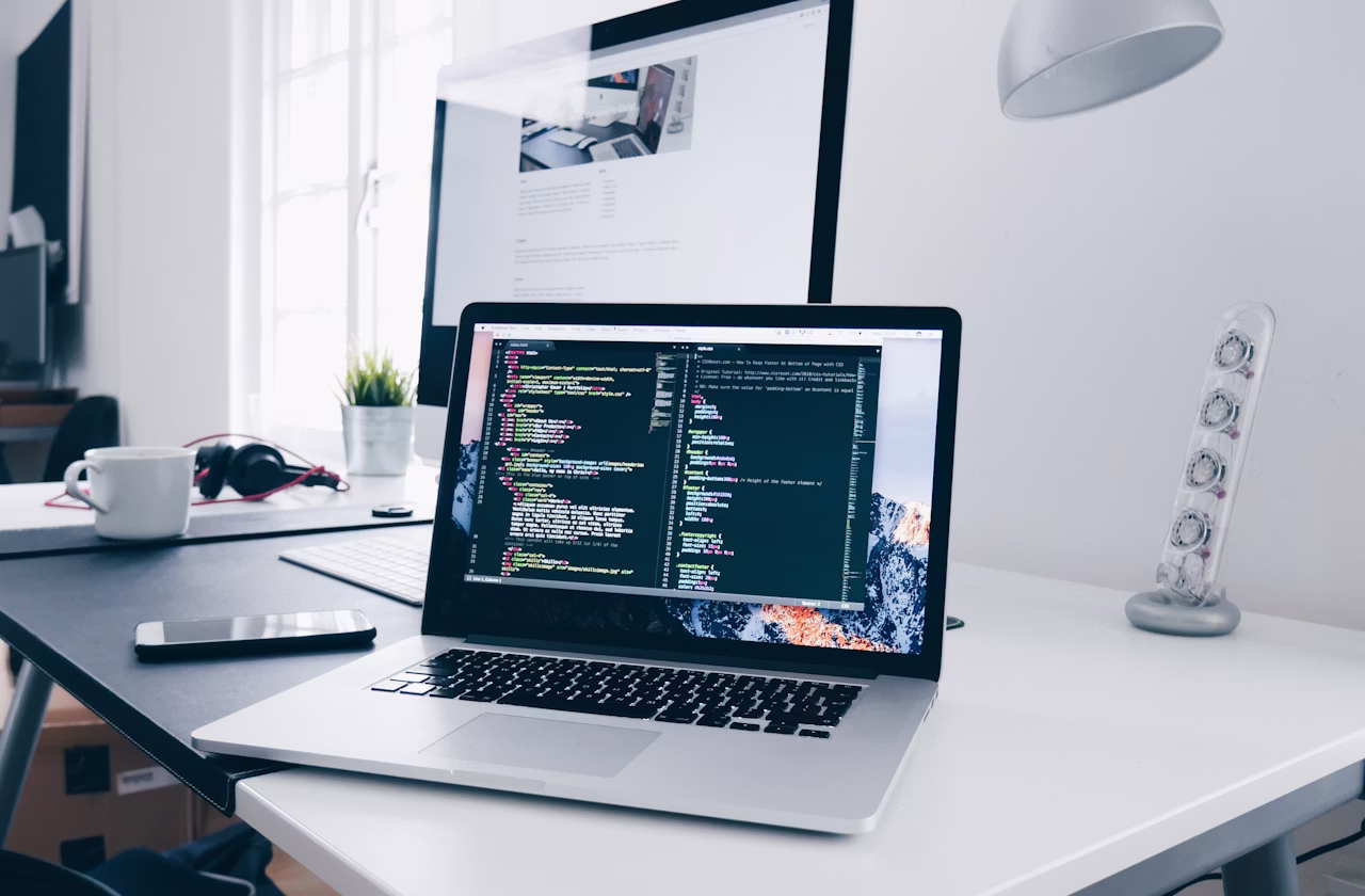 Mesa de trabalho com telas e layout de site
